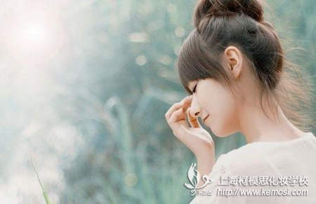 化妆四要点让你轻松摆脱花妆的烦恼！化妆学校