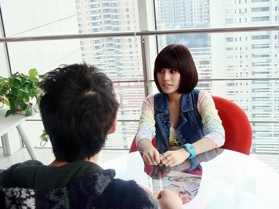 上海电视台花样年华节目录制学员与台湾艺人夏宇童亲密接触